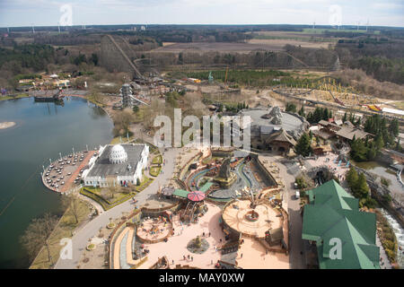 04 avril 2018, l'Allemagne, Soltau : Aperçu de Heide Park Resort. Le Kolossos 'Ride' tours à l'arrière-plan. Photo : Daniel Reinhardt/dpa Banque D'Images