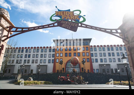 04 avril 2018, l'Allemagne, Soltau : l'entrée de l'hôtel adventure à Heide Park Resort. Photo : Daniel Reinhardt/dpa Banque D'Images