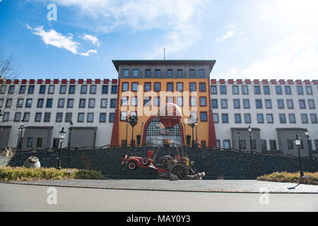 04 avril 2018, l'Allemagne, Soltau : l'entrée de l'hôtel adventure à Heide Park Resort. Photo : Daniel Reinhardt/dpa Banque D'Images