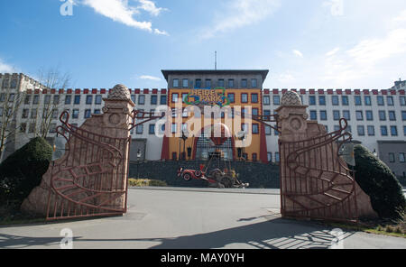 04 avril 2018, l'Allemagne, Soltau : l'entrée de l'hôtel adventure à Heide Park Resort. Photo : Daniel Reinhardt/dpa Banque D'Images