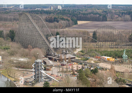 04 avril 2018, l'Allemagne, Soltau : Aperçu de Heide Park Resort. Le Kolossos 'Ride' tours à l'arrière-plan. Photo : Daniel Reinhardt/dpa Banque D'Images