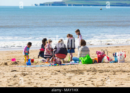 Bournemouth, Dorset, UK. 5e avril 2018. Météo France : quand la température augmente avec le bleu du ciel et le soleil, la tête aux visiteurs des plages de Bournemouth pour profiter au maximum du soleil au bord de la mer pendant les vacances de Pâques. Credit : Carolyn Jenkins/Alamy Live News Banque D'Images