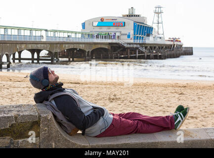 Bournemouth, Dorset, UK. 5e avril 2018. Météo France : quand la température augmente avec le bleu du ciel et le soleil, la tête aux visiteurs des plages de Bournemouth pour profiter au maximum du soleil au bord de la mer pendant les vacances de Pâques. Credit : Carolyn Jenkins/Alamy Live News Banque D'Images