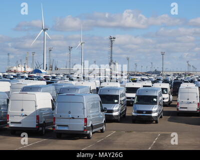 Sheerness, Kent, UK. 5 avril, 2018. Les ventes de voitures au Royaume-Uni : des milliers de voitures sont stockées à Sheerness Docks après avoir été importés dans le Royaume-Uni. C'est été rapporté aujourd'hui que les ventes de voitures neuves ont chuté récemment, notamment des diesels. Les importations de voitures diesel ciblée Greenpeace à Sheerness avec leur 'Ditch Diesel' campagne en septembre 2017. Credit : James Bell/Alamy Live News Banque D'Images