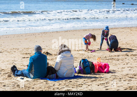 Bournemouth, Dorset, UK. 5e avril 2018. Météo France : quand la température augmente avec le bleu du ciel et le soleil, la tête aux visiteurs des plages de Bournemouth pour profiter au maximum du soleil au bord de la mer pendant les vacances de Pâques. Credit : Carolyn Jenkins/Alamy Live News Banque D'Images