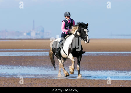 Plage d'Ainsdale, Southport, Merseyside. 5e avril 2018. Soleil et ciel bleu sont des conditions météorologiques parfaites pour Josie Williams de prendre son cheval bien-aimé, 15 ans fumisterie, pour un galop sur le sable doré et la marée montante sur la plage d'Ainsdale à Southport, Merseyside. Credit : Cernan Elias/Alamy Live News Banque D'Images