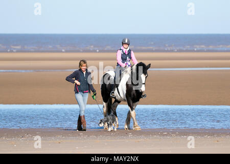 Plage d'Ainsdale, Southport, Merseyside. 5e avril 2018. Soleil et ciel bleu sont des conditions météorologiques parfaites pour Josie Williams de prendre son cheval bien-aimé, 15 ans fumisterie, pour un galop sur le sable doré et la marée montante sur la plage d'Ainsdale à Southport, Merseyside. Credit : Cernan Elias/Alamy Live News Banque D'Images