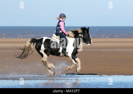 Plage d'Ainsdale, Southport, Merseyside. 5e avril 2018. Soleil et ciel bleu sont des conditions météorologiques parfaites pour Josie Williams de prendre son cheval bien-aimé, 15 ans fumisterie, pour un galop sur le sable doré et la marée montante sur la plage d'Ainsdale à Southport, Merseyside. Credit : Cernan Elias/Alamy Live News Banque D'Images