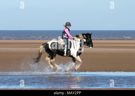 Plage d'Ainsdale, Southport, Merseyside. 5e avril 2018. Soleil et ciel bleu sont des conditions météorologiques parfaites pour Josie Williams de prendre son cheval bien-aimé, 15 ans fumisterie, pour un galop sur le sable doré et la marée montante sur la plage d'Ainsdale à Southport, Merseyside. Credit : Cernan Elias/Alamy Live News Banque D'Images