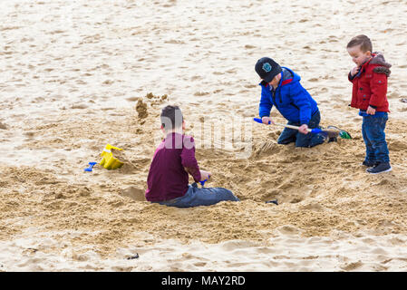 Bournemouth, Dorset, UK. 5e avril 2018. Météo France : quand la température augmente avec le bleu du ciel et le soleil, la tête aux visiteurs des plages de Bournemouth pour profiter au maximum du soleil au bord de la mer pendant les vacances de Pâques. Credit : Carolyn Jenkins/Alamy Live News Banque D'Images