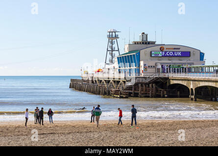 Bournemouth, Dorset, UK. 5e avril 2018. Météo France : quand la température augmente avec le bleu du ciel et le soleil, la tête aux visiteurs des plages de Bournemouth pour profiter au maximum du soleil au bord de la mer pendant les vacances de Pâques. Credit : Carolyn Jenkins/Alamy Live News Banque D'Images