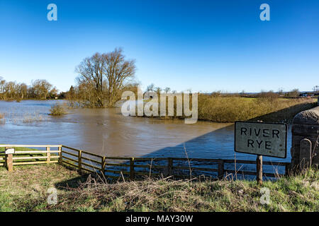 Malton, North Yorkshire, UK. 5e avril 2018. De grandes inondations que la rivière Rye éclate c'est banques à Howe Bridge près de Malton, North Yorkshire Crédit : Richard Burdon/Alamy Live News Banque D'Images