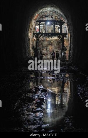 (180405) -- ALTUN, montagnes, 5 avril 2018 (Xinhua) -- Les constructeurs travaillent dans un site de construction du chemin de fer dans la Golmud-Korla Altun, montagnes du nord-ouest de la Chine, la Région autonome du Xinjiang Uygur, le 4 avril 2018. Les 1 213 km de long, la ligne reliant Golmud au Qinghai et au Xinjiang Korla, est le troisième de l'artère ferroviaire reliant le Xinjiang avec les provinces voisines. La construction de la ligne Golmud-Korla a commencé en 2014, et le projet est prévu pour durer cinq ans. La ligne se coupe la circulation entre Golmud et Korla à partir de 26 heures à 12 heures. (Xinhua/Jiang Wenyao) (2004) Banque D'Images