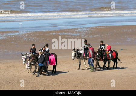 Blackpool Lancashire. 5ème apr 2018. UK Météo : ensoleillé pour la journée sur la côte de Fylde les vacanciers profiter il soleil sur la promenade du front de mer. /AlamyLiveNews MediaWorldImages Crédit : Banque D'Images