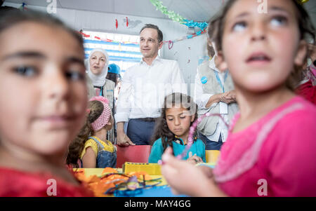 Amman, Jordanie. 05 avril 2018 Amman, Jordanie : Ministre des affaires étrangères allemand Heiko Maas du Parti Social Démocrate, visite le Camp de Réfugiés de 'Al-'asra' et vérifie la prise en charge de l'enfant là-bas. Photo : Michael Kappeler/dpa dpa : Crédit photo alliance/Alamy Live News Banque D'Images