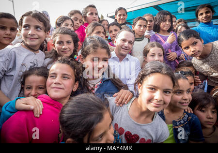 Amman, Jordanie. 05 avril 2018 Amman, Jordanie : Ministre des affaires étrangères allemand Heiko Maas du Parti Social Démocrate, visite le Camp de Réfugiés de 'Al-'asra' et vérifie la prise en charge de l'enfant là-bas. Photo : Michael Kappeler/dpa dpa : Crédit photo alliance/Alamy Live News Banque D'Images