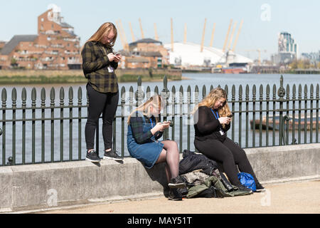 Londres, Royaume-Uni. 5 avril, 2018.UK Weather : Les élèves se détendre près de la rivière Thames, sur un après-midi chaud et ensoleillé à Greenwich. Crédit : Guy Josse/Alamy Live News Banque D'Images