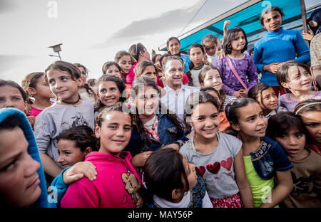 05 avril 2018, la Jordanie, Amman : Ministre des affaires étrangères allemand Heiko Maas du Parti Social Démocrate, visiter le camp de réfugiés "Al-'asra' et jeter un oeil à l'appui pour les enfants. Photo : Michael Kappeler/dpa Banque D'Images