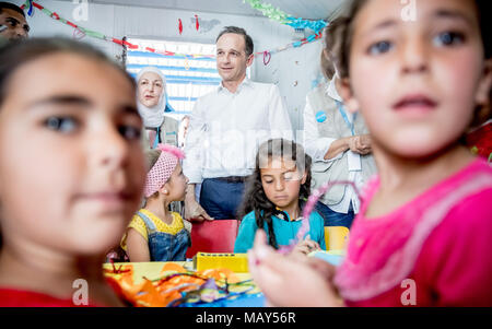 05 avril 2018, la Jordanie, Amman : Ministre des affaires étrangères allemand Heiko Maas du Parti Social Démocrate, visiter le camp de réfugiés "Al-'asra' et jeter un oeil à l'appui pour les enfants. Photo : Michael Kappeler/dpa Banque D'Images