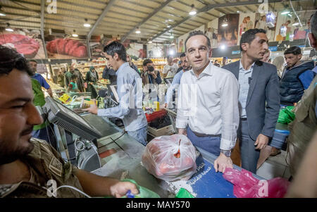 05 avril 2018, la Jordanie, Amman : Ministre des affaires étrangères allemand Heiko Maas du Parti Social-démocrate (C), visite le camp de réfugiés "Al-'asra' et un regard sur le soin des réfugiés. Photo : Michael Kappeler/dpa Banque D'Images