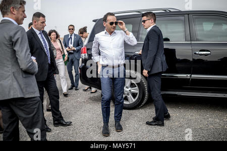 05 avril 2018, la Jordanie, Amman : Ministre des affaires étrangères allemand Heiko Maas du Parti Social-démocrate (2R), visite le camp de réfugiés "Al-'asra'. Photo : Michael Kappeler/dpa Banque D'Images