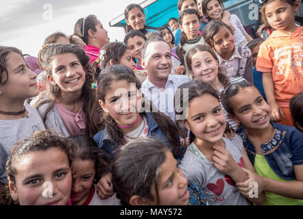 05 avril 2018, la Jordanie, Amman : Ministre des affaires étrangères allemand Heiko Maas du Parti Social Démocrate, visiter le camp de réfugiés "Al-'asra' et jeter un oeil à l'appui pour les enfants. Photo : Michael Kappeler/dpa Banque D'Images