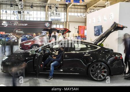 Poznan, Pologne, Grande Pologne. 5ème apr 2018. Poznan Motor Show 2018 est le plus grand de l'automobile en France et le quatrième en Europe. L'édition de cette année présente des véhicules en quatre salons : auto, moto, caravaning, camion et s'est tenu sous le slogan ''otorization de demain''. À la foire, vous pouvez voir plus de 60 premières mondiales de l'automobile, les concept cars et une vision de l'avenir de l'automobile par les concepteurs et les ingénieurs. Credit : Dawid Tatarkiewicz/ZUMA/Alamy Fil Live News Banque D'Images