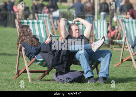 London UK. 5e avril 2018. Les gens apprécient le soleil du printemps à Trafalgar Square car les températures commencent à grimper après des jours de froid et de fortes pluies Crédit : amer ghazzal/Alamy Live News Banque D'Images