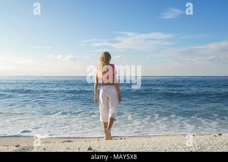 17 mars 2018 - Île (Atoll) Fuvahmulah, Inde, Maldives - Jeune femme va à l'eau Crédit : Andrey Nekrasov/ZUMA/ZUMAPRESS.com/Alamy fil Live News Banque D'Images