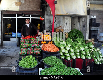 La Ghouta orientale, la Syrie. 5ème apr 2018. Un marchand de légumes à son échoppe organise dans la ville d'Aïn repris récemment Tarma dans l'Est de Ghouta campagne de Damas, en Syrie, le 5 avril 2018. La dernière zone des rebelles dans la capitale, Damas' l'Est de Ghouta campagne est sur le point de tomber, avec un nouvel accord qui permettra l'évacuation des rebelles de l'Armée de l'Islam vers le nord de la Syrie. Credit : Ammar Safarjalani/Xinhua/Alamy Live News Banque D'Images