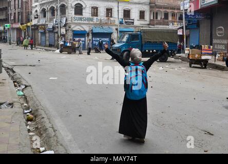 5 avril 2018 - Srinagar, J&K, l'Inde - Une étudiante du Cachemire crie des slogans pro-liberté au cours d'une manifestation à Srinagar, Cachemire sous administration indienne. Des affrontements violents ont éclaté entre les forces gouvernementales et les étudiants à Srinagar, jeudi, la vallée a continué de demeurer tendue sur l'assassinat de 17 personnes dont 13 militants et 4 civils dans les rencontres séparées en Afrique du Cachemire. La police a utilisé des obus fumigènes grenades lacrymogènes pour chasser les manifestants. La vallée du Cachemire a secoué la violence le jour lorsque les autorités ont levé les restrictions imposées à l'issue de quatre jours de l'arrêt. (Crédit Image : © Saqib Majeed/SOPA Banque D'Images