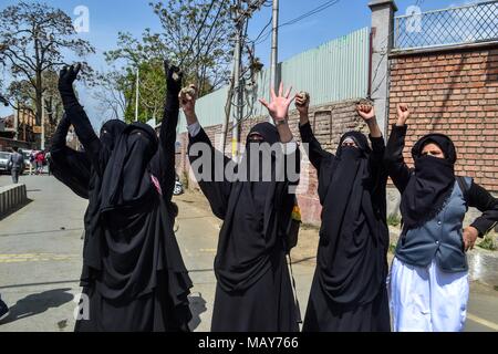 5 avril 2018 - Srinagar, J&K, l'Inde - Cachemire filles crier des slogans pro-liberté au cours d'une manifestation à Srinagar, Cachemire sous administration indienne. Des affrontements violents ont éclaté entre les forces gouvernementales et les étudiants à Srinagar, jeudi, la vallée a continué de demeurer tendue sur l'assassinat de 17 personnes dont 13 militants et 4 civils dans les rencontres séparées en Afrique du Cachemire. La police a utilisé des obus fumigènes grenades lacrymogènes pour chasser les manifestants. La vallée du Cachemire a secoué la violence le jour lorsque les autorités ont levé les restrictions imposées à l'issue de quatre jours de l'arrêt. (Crédit Image : © Saqib Majeed/SOPA Im Banque D'Images