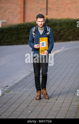 Brentwood, Essex 5 avril 2018 un démocrate libéral conseil local candidat, Dominic Naylor, briguer les suffrages à Brentwood, Essex, Royaume-Uni d'avance sur l'élection du conseil local peut-être. La toile est conçue pour identifier les électeurs démocrates libéraux afin qu'ils puissent être appelés à voter le jour du scrutin. Ian Davidson Crédit/Alamy Live News Banque D'Images