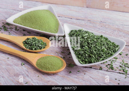 Cuillère en poudre de Moringa sur fond de bois Banque D'Images