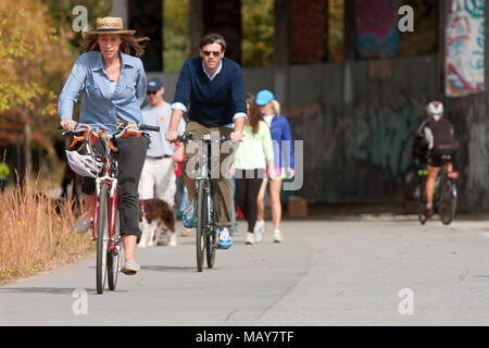 Quelques vélos manèges comme d'autres l'exercent sous un viaduc couvert de graffitis qui fait partie de la ceinture d'Atlanta, le 2 novembre 2013 à Atlanta, GA. Banque D'Images