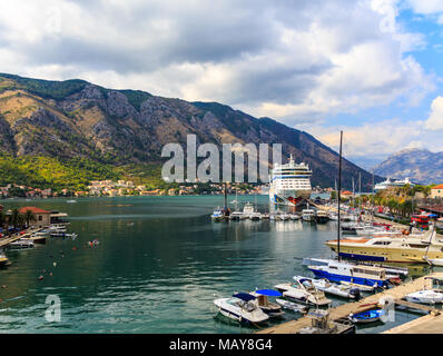 Un navire de croisière de luxe dans Kotor Port avec bateaux voile et moteur Banque D'Images