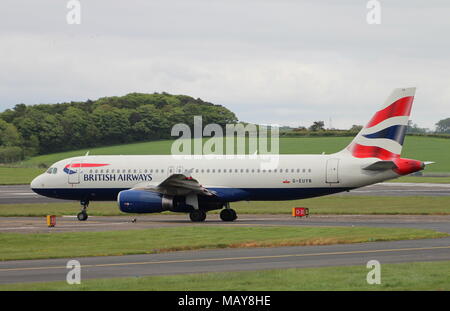 G-EUYB, un Airbus A320-232 exploité par British Airways, à l'aéroport de Prestwick en Ayrshire. Banque D'Images