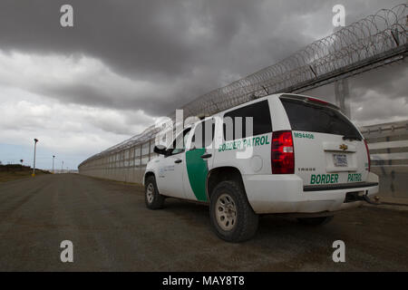 Un véhicule de patrouille à la frontière se trouve le long de la frontière séparant la ligne de San Diego et Tijuana, au Mexique, à l'affût des franchissements illégaux en mars 2016. La frontière entre San Diego et le Mexique est un moyen de dissuasion contre l'immigration illégale, le trafic de drogue et le trafic humain. La clôture est régulièrement patrouillée par la U.S. Customs and Border Protection des agents sur l'affût des franchissements illégaux. Photographe : Donna Burton Banque D'Images