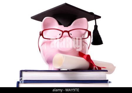 Pink piggy bank habillé comme un diplômé d'université avec mortier, verres et diplôme debout sur une petite pile de livres. Isolé sur blanc. Banque D'Images