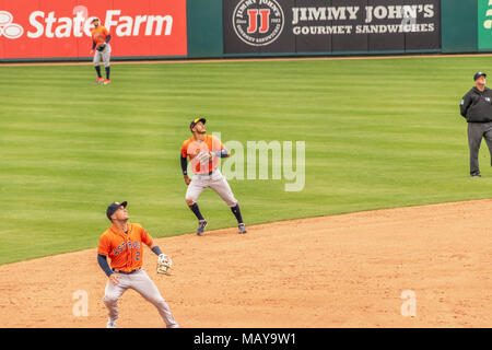 Astros de Houston Alex Bregman et Carlos Correa réagir à un pop fly dans quatre jeux de la saison contre les Rangers du Texas. Astros gagne la série. Banque D'Images