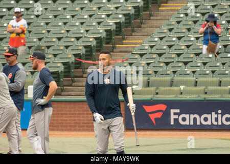 Astros de Houston court arrêt Carlos Correa au cours de la pratique au bâton avant de la saison quatre de jeu contre les Rangers du Texas. Astros gagne la série Banque D'Images