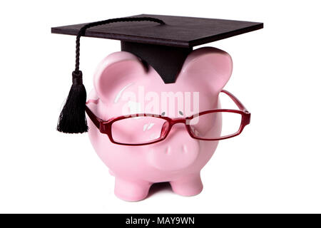 Pink piggy bank habillé comme un diplômé d'université avec mortier et lunettes. Isolé sur blanc. Banque D'Images