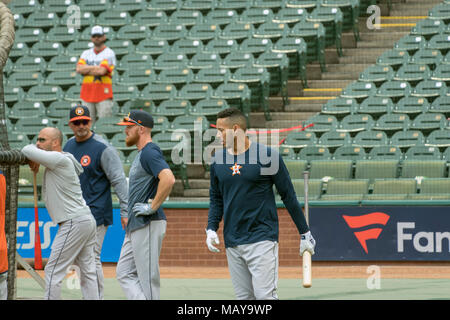 Astros de Houston court arrêt Carlos Correa au cours de la pratique au bâton avant de la saison quatre de jeu contre les Rangers du Texas. Astros gagne la série Banque D'Images