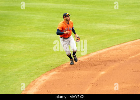 Astros de Houston court arrêt Carlos Correa tournant afin de joue contre les Rangers du Texas en quatre jeux de la saison d'ouverture. Astros gagne la série 3-1. Banque D'Images