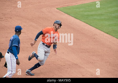 Astros court arrêt Carlos Correa troisième arrondissement à marquer en quatre jeux de la saison contre les Rangers du Texas. Astros gagne la série 3-1. Banque D'Images