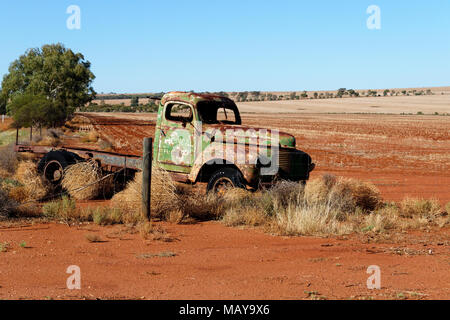 Ancienne International Truck épave sur les terres agricoles, Mullewa, Australie occidentale Banque D'Images