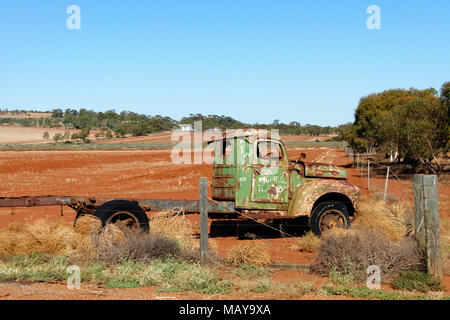 Ancienne International Truck épave sur les terres agricoles, Mullewa, Australie occidentale Banque D'Images