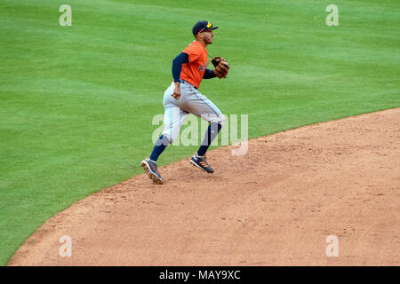 Astros de Houston court arrêt Carlos Correa tournant afin de joue contre les Rangers du Texas en quatre jeux de la saison d'ouverture. Astros gagne la série 3-1. Banque D'Images