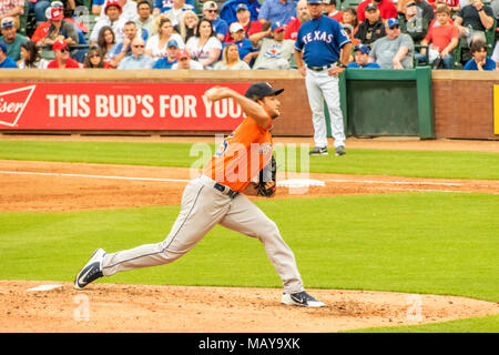 Le lanceur partant des Houston Astros Gerrit Cole contre le tangage Texas Rangers dans quatre jeux de la saison d'ouverture. Cole a enregistré onze abandons. grève Banque D'Images