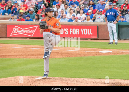 Le lanceur partant des Houston Astros Gerrit Cole contre le tangage Texas Rangers dans quatre jeux de la saison d'ouverture. Cole a enregistré onze abandons. grève Banque D'Images